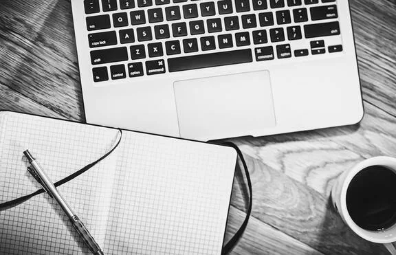 Clavier d’ordinateur en gros plan, poste de saisie des rendez-vous.