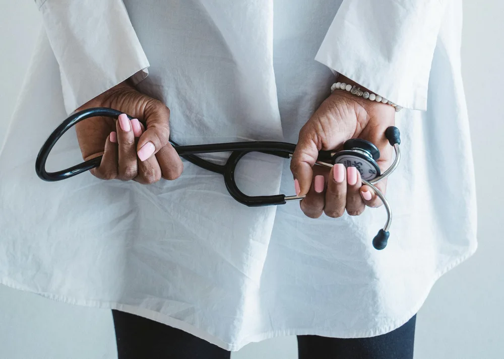 Documentation médicale et matériel de bureau posés sur un plan de travail.